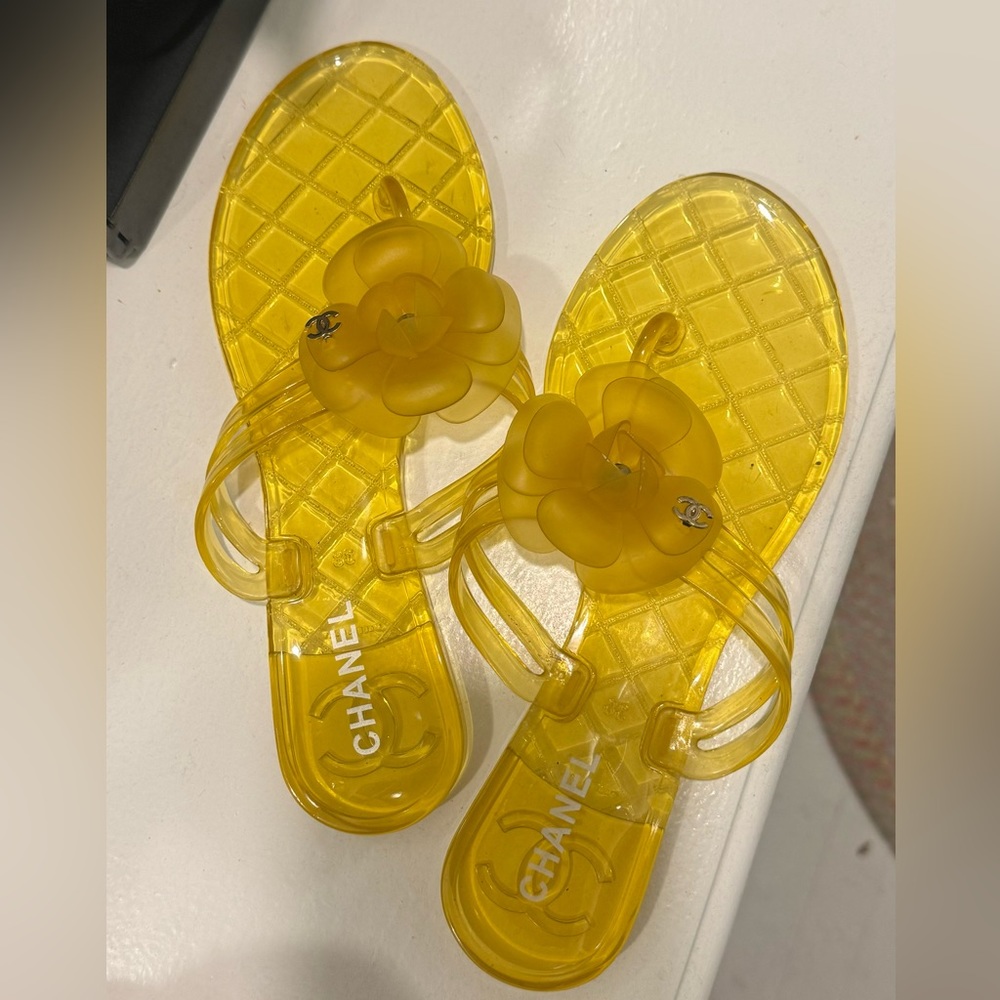 Chanel Interlocking CC Logo rubber flip flops yellow camelia sandals size 38